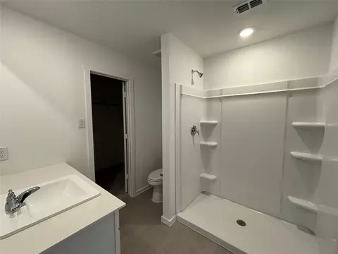 Bath - 14130 Lampard St, Pilot Point, TX 76258 photo 1 of 1