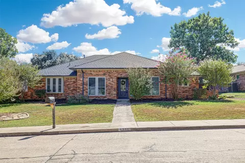 1910 Middle Glen Dr, Carrollton, TX 75007