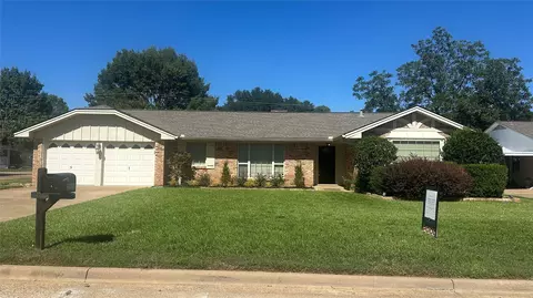 2526 Nottingham Pl, Grand Prairie, TX 75050