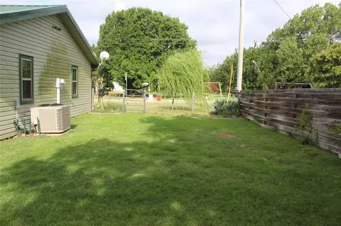 Exterior - 402 Cleveland St, Bailey, TX 75413 photo 4 of 5