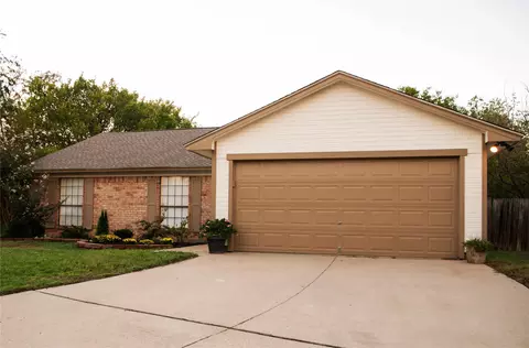1110 W Cozby Ct W, Benbrook, TX 76126