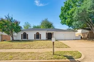 709 Charlyne Dr, Burleson, TX 76028