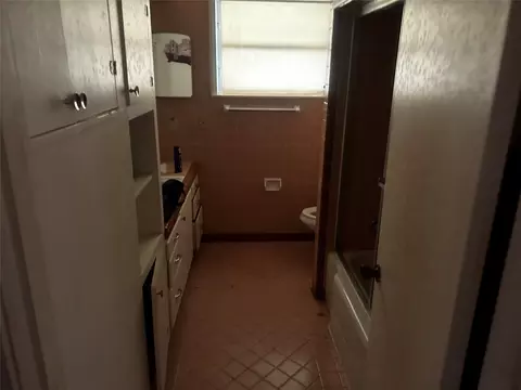 Bath - 501 E Carolina Ave, Plain Dealing, LA 71064 photo 1 of 1