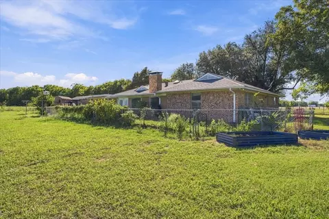 Exterior - 421 S Oak St, Ector, TX 75439 photo 7 of 8