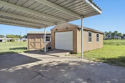 Exterior - 421 S Oak St, Ector, TX 75439 photo 4 of 8