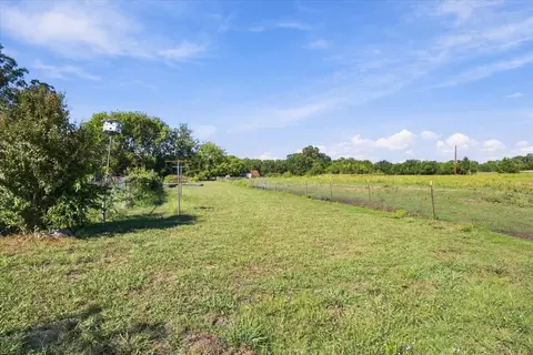 Exterior - 421 S Oak St, Ector, TX 75439 photo 8 of 8