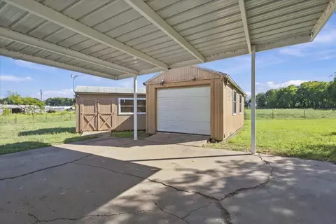Exterior - 421 S Oak St, Ector, TX 75439 photo 5 of 8