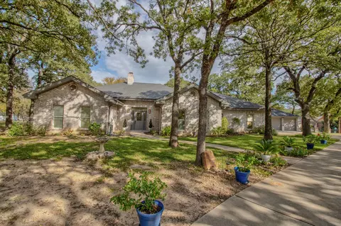 101 Tomahawk Dr, Lake Kiowa, TX 76240