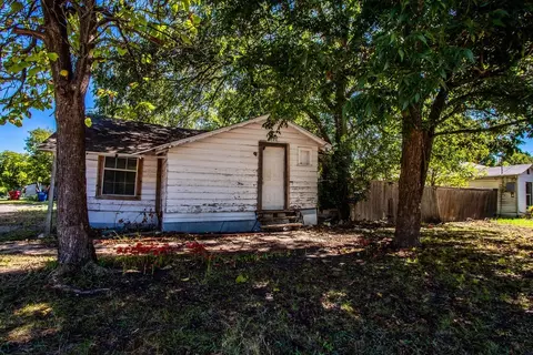 817 S Main St, Farmersville, TX 75442