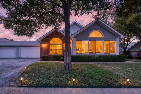 924 Bridges Dr, Arlington, TX 76012
