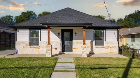 703 N Dwight Ave, Dallas, TX 75211