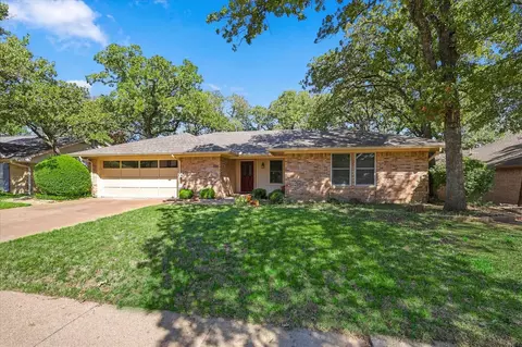 212 Heneretta Dr, Hurst, TX 76054