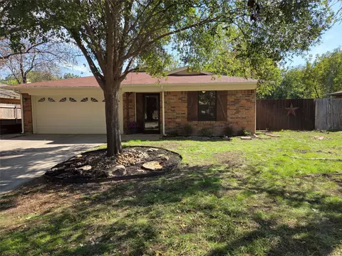 421 Allencrest Dr, White Settlement, TX 76108