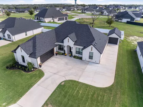 2156 Middlewood Cir, Granbury, TX 76049
