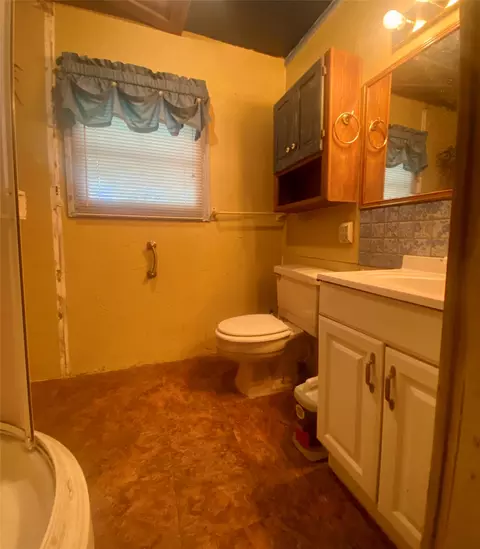 Bath - 201 N Main, Randolph, TX 75475 photo 2 of 4