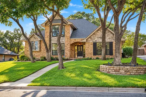 2110 Emerald Lake Dr, Arlington, TX 76013