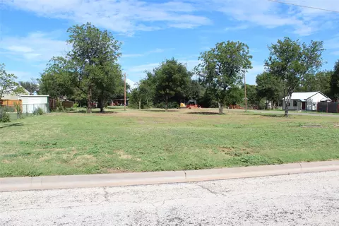 641 W C St, Munday, TX 76371