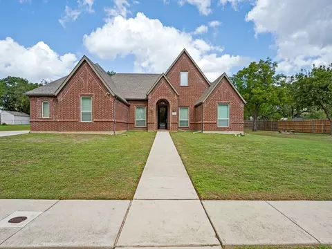 8301 Woods Ln, North Richland Hills, TX 76182