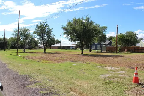 611 W C St, Munday, TX 76371