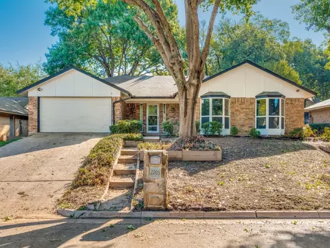 2203 Valleydale Dr, Arlington, TX 76013