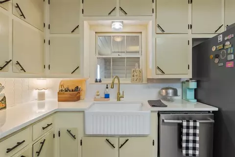 Kitchen - 2501 N 32nd St, Waco, TX 76708 photo 3 of 3