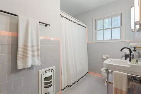 Bath - 2501 N 32nd St, Waco, TX 76708 photo 3 of 6
