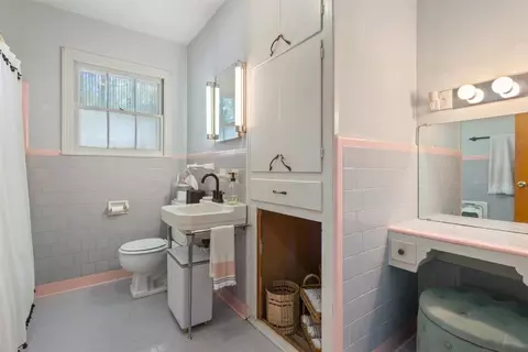 Bath - 2501 N 32nd St, Waco, TX 76708 photo 2 of 6