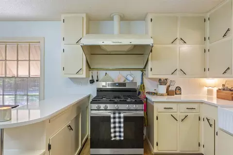 Kitchen - 2501 N 32nd St, Waco, TX 76708 photo 2 of 3