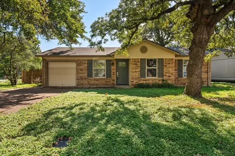 5701 Guildwood Dr, Arlington, TX 76017