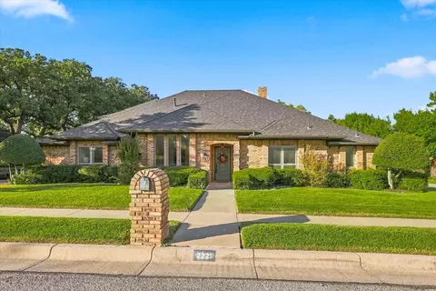 2221 Pine Thicket Ln, Bedford, TX 76021