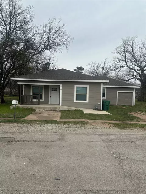 610 N Mason St, Bowie, TX 76230