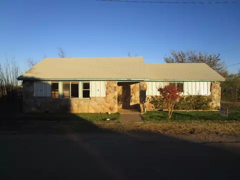 120 N 6th St, Crowell, TX 79227