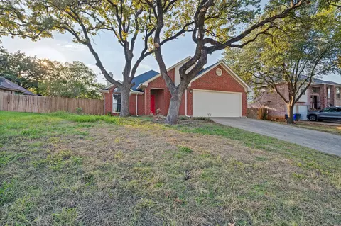 605 Reeves Ln, Kennedale, TX 76060