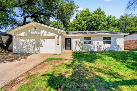 2127 Versailles Dr, Carrollton, TX 75007