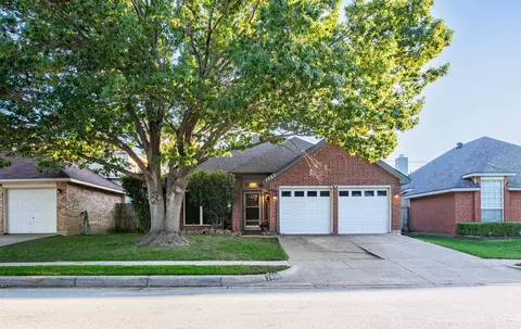 2805 Salado Trl, Fort Worth, TX 76118