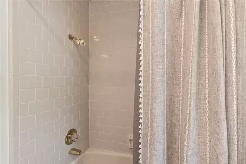 Bath - 1611 Emma Dr, Tool, TX 75143 photo 8 of 9