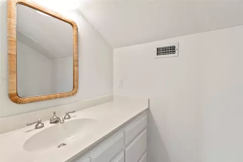 Bath - 1611 Emma Dr, Tool, TX 75143 photo 9 of 9