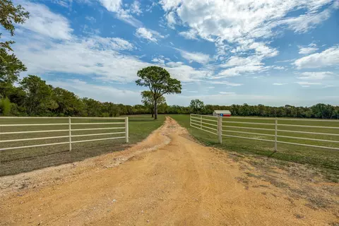 279 Lakeview Dr, Denison, TX 75020