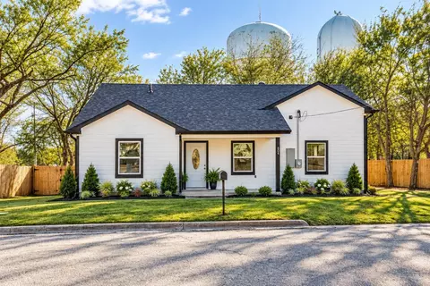 804 Lively St, Bowie, TX 76230