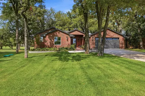 215 Modoc Trl, Lake Kiowa, TX 76240