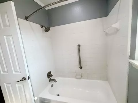 Bath - 232 Crescent Dr, Hewitt, TX 76643 photo 4 of 4