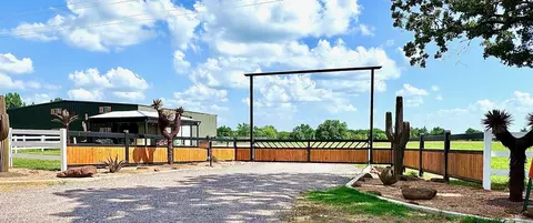 8690 E Fm 922 Hwy, Valley View, TX 76272