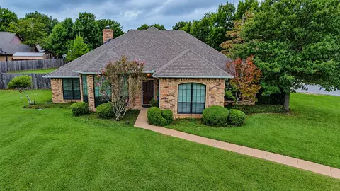 104 Lakeridge Ct, Weatherford, TX 76087