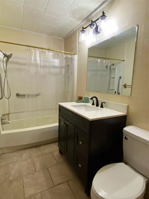 Bath - 406 S Avenue F, Haskell, TX 79521 photo 2 of 2