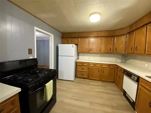 Kitchen - 406 S Avenue F, Haskell, TX 79521 photo 2 of 2