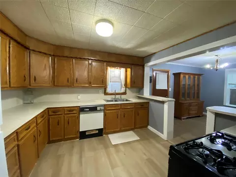 Kitchen - 406 S Avenue F, Haskell, TX 79521 photo 1 of 2