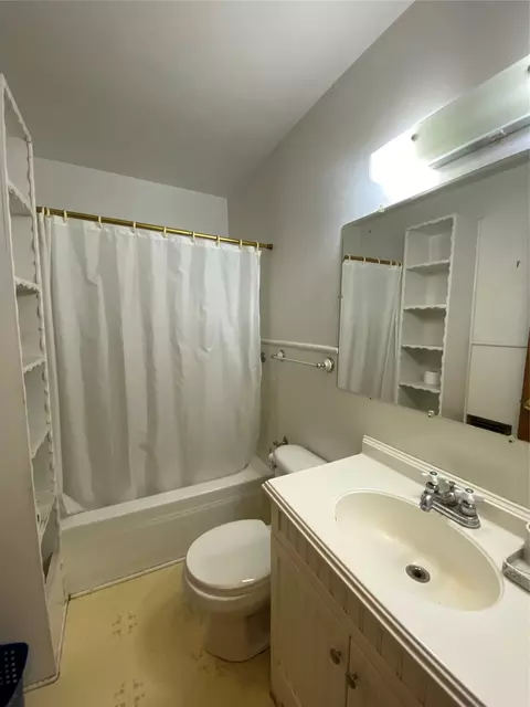 Bath - 406 S Avenue F, Haskell, TX 79521 photo 1 of 2
