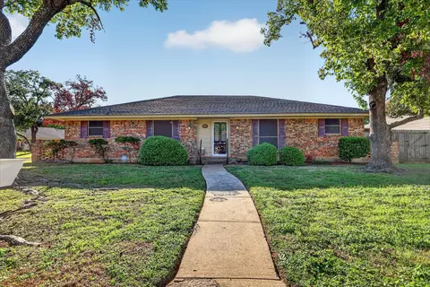 1818 Lakemont Ct, Arlington, TX 76013