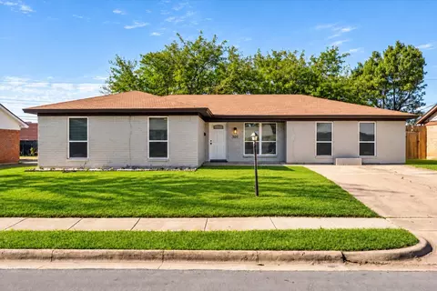 301 Linda Dr, Burleson, TX 76028