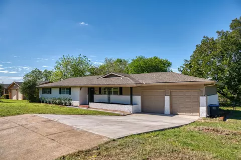 4516 Rolling Hills Dr, Fort Worth, TX 76119